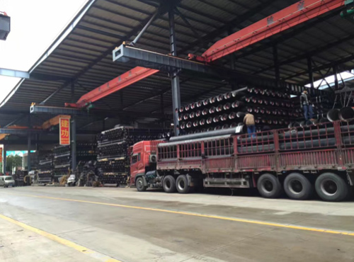 球墨鑄鐵（tiě）管廠家之複雜（zá）的（de）工藝流程生產中需嚴把（bǎ）質量（liàng）關